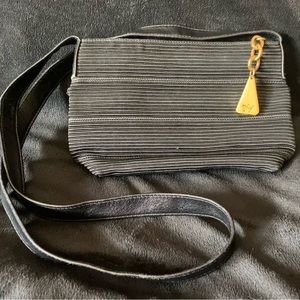 Vintage Sharif Crossbody Black Leather & Quality ribbed Fabric. Zippered pocket
